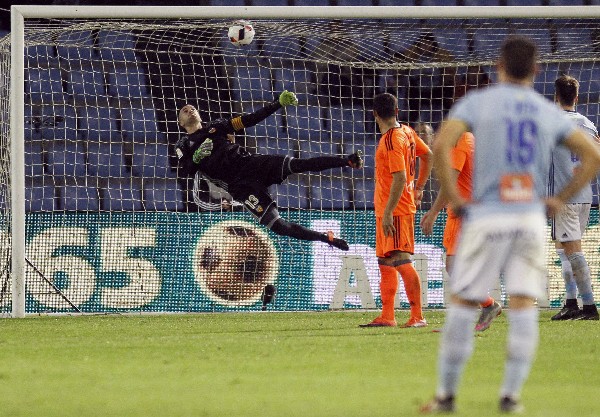 El portero del Valencia Jaume Domenech encaja el segundo gol del Celta, marcado por el danés Pione Sisto. (Foto Prensa Libre: EFE).