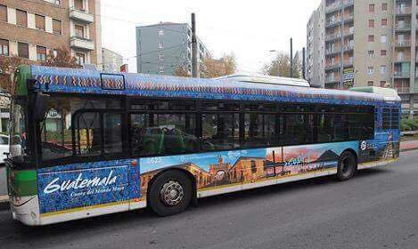 Un bus recorre unas de las calles de Milán, Italia, con la campaña que invita a visitar Guatemala. (Foto Prensa Libre: Marino de Luca)