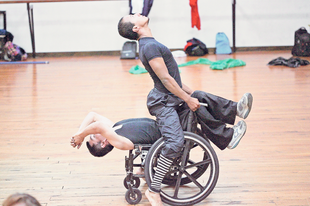 La Compañía de Danza en Silla de Ruedas Wálter Peter, integrada por bailarines con y sin discapacidad, ha ofrecido presentaciones en Guatemala y el extranjero. Maira Torres, instructora desde hace nueve años, comenta que hacen adaptaciones de movimientos de ballet o danza contemporánea. “Las limitantes solo están en la cabeza; ellos son un gran ejemplo y motivan a los demás”, afirma. Foto Prensa Libre: Brenda Martínez