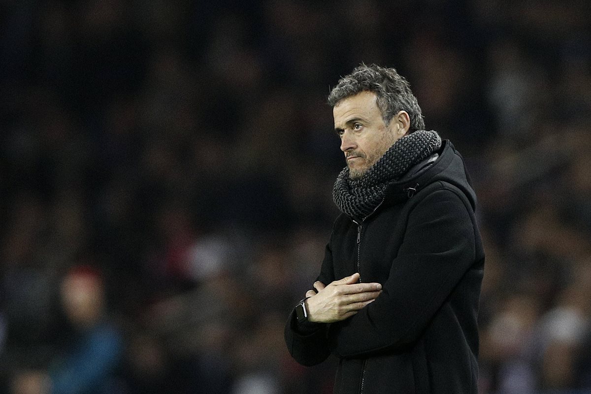 Luis Enrique vivió uno de sus peores partidos al caer 4-0 frente al PSG. (Foto Prensa Libre: EFE).