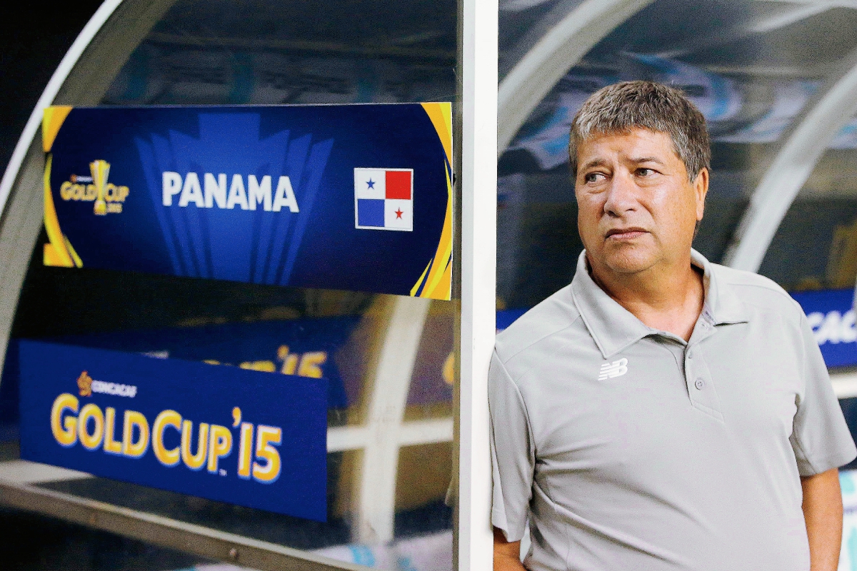 Hernán Gómez se siente decepcionado por las decisiones arbitrales. (Foto Prensa Libre:  AFP)