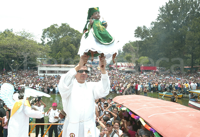 El párroco de Amatitlán da la bendición con el Zarquito. (Foto: Hemeroteca PL)