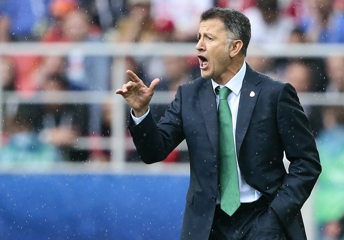 El técnico Juan Carlos Osorio no podrá dirigir en la Copa Oro a México por suspensión. (Foto Prensa Libre: AFP)