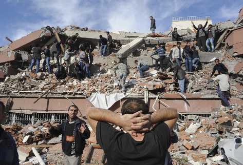 Vista general de un edifico de siete plantas, bajo cuyos escombros, habría atrapadas varias personas. (EFE).