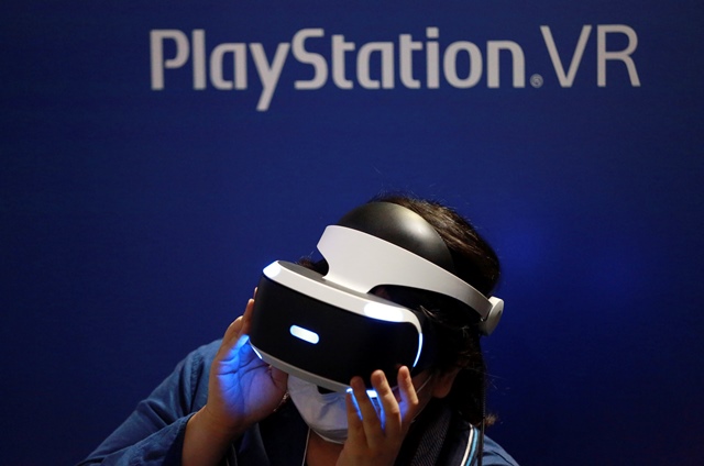 Los cascos PlayStation VR ofrecen experiencias inmersivas de ocio. (Foto Prensa Libre: AP).