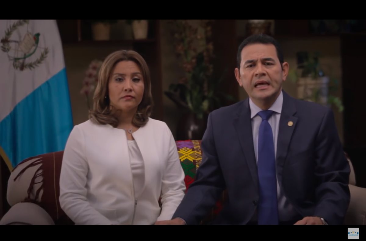 El presidente Jimmy Morales, junto a su esposa, Patricia Marroquín, informó que su hijo y su hermano declararon en el MP por un caso de corrupción. (Foto Prensa Libre: Hemeroteca)