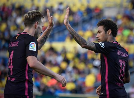 Con un triplete de Neymar, el Barcelona venció 1-4 a UD Las Palmas y aún pelea por conquista LaLiga. (Foto Prensa Libre: AFP).