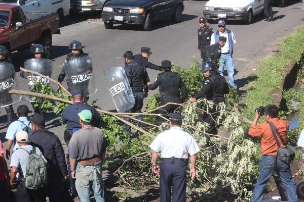 Policía dialoga con manifestantes de El Jocotillo.