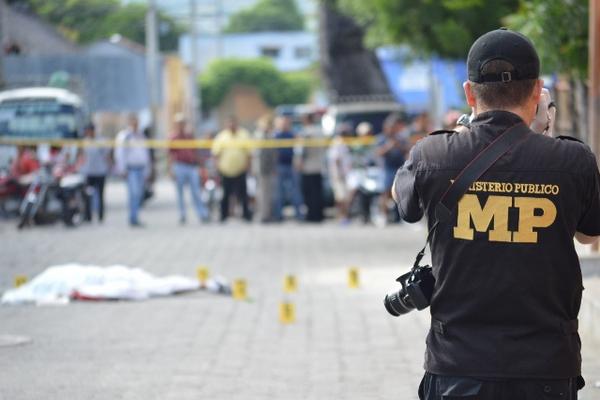 Fiscales del Ministerio Público recaban evidencias en el lugar del crimen. (Foto Prensa Libre: Víctor Gómez).