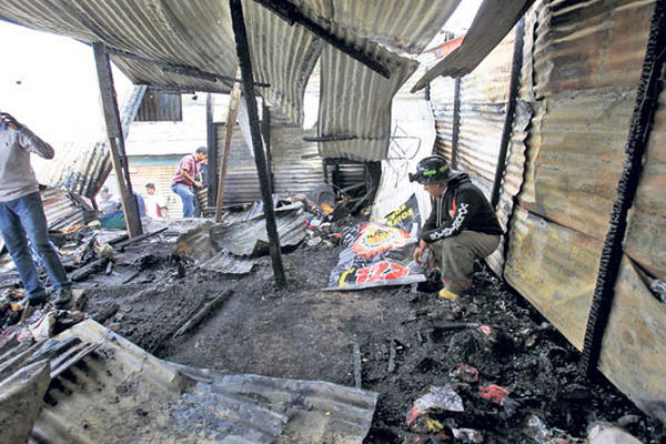 Los hermanos Josué, 3, y Jeferson Esteban Rodríguez, 6, murieron carbonizados en el asentamiento La Independencia, zona 18.