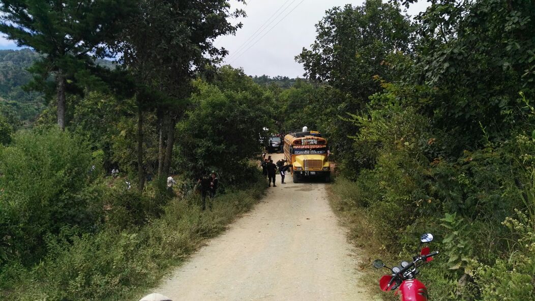 Autoridades recaban evidencias dentro de autobús en el que ocurrió un ataque armado, en San Pedro Pinula, Jalapa. (Foto Prensa Libre: Hugo Oliva)
