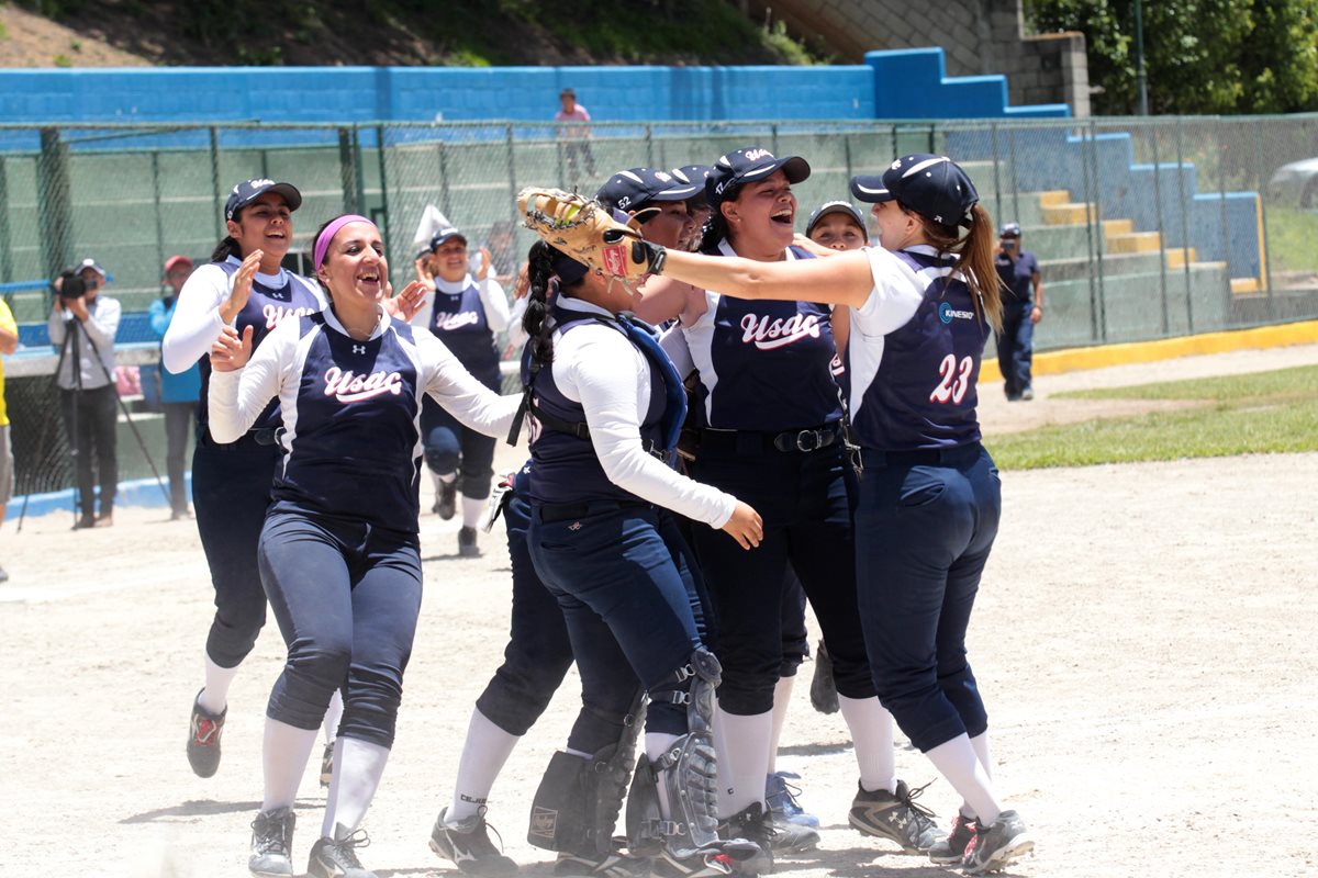 Las sancarlistas fueron superiores a Lanquetin y consiguieron su título número 12 en el softbol femenino guatemalteco. (Foto Prensa Libre: Norvin Mendoza)