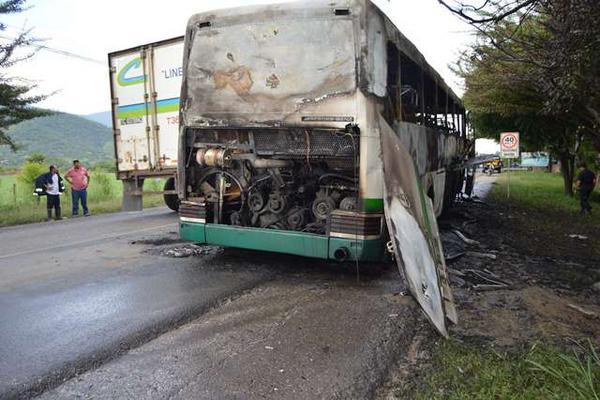 Un autobús con 28 turistas holandeses se incendia en el km 115 de la ruta al Atlántico, en Usumatlán, Zacapa. (Foto Prensa Libre: Víctor Gómez)<br _mce_bogus="1"/>