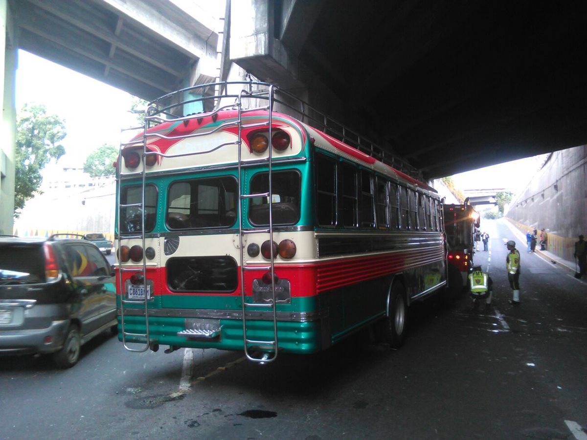 El bus colisionó debajo del puente.( Foto Prensa Libre: Bomberos Municipales)