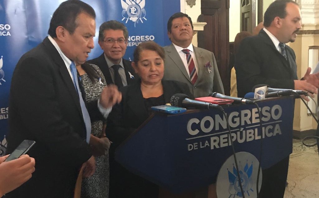 La diputada Flor de María Chajón, explicó la iniciativa de ley, antes de que iniciara la sesión plenaria de este martes. (Foto Prensa Libre: Eddy Recinos)