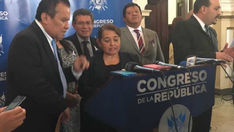 La diputada Flor de María Chajón, explicó la iniciativa de ley, antes de que iniciara la sesión plenaria de este martes. (Foto Prensa Libre: Eddy Recinos)