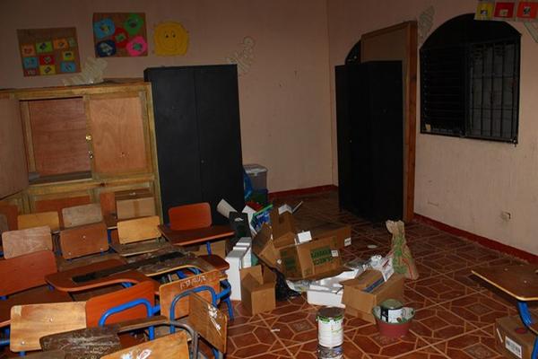 Desconocidos robaron computadoras y otros artículos en la escuela de la aldea Los Limones, Gualán, Zacapa. (Foto Prensa Libre: Julio Vargas)<br _mce_bogus="1"/>