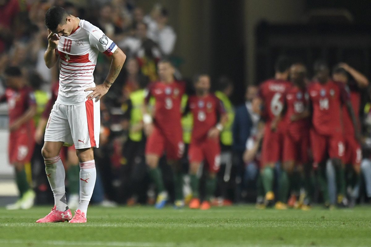 Granit Xhaka (i) de Suiza reacciona luego del segundo gol de Portugal. (Foto Prensa Libre: EFE).