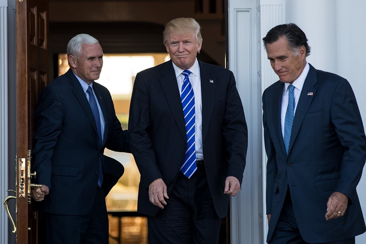 La dupla presidencial electa de EE. UU. Donald Trump (c) y Mike Pence (i), salen de una reunión con Mitt Romney (d). (Foto Prensa Libre: AFP).