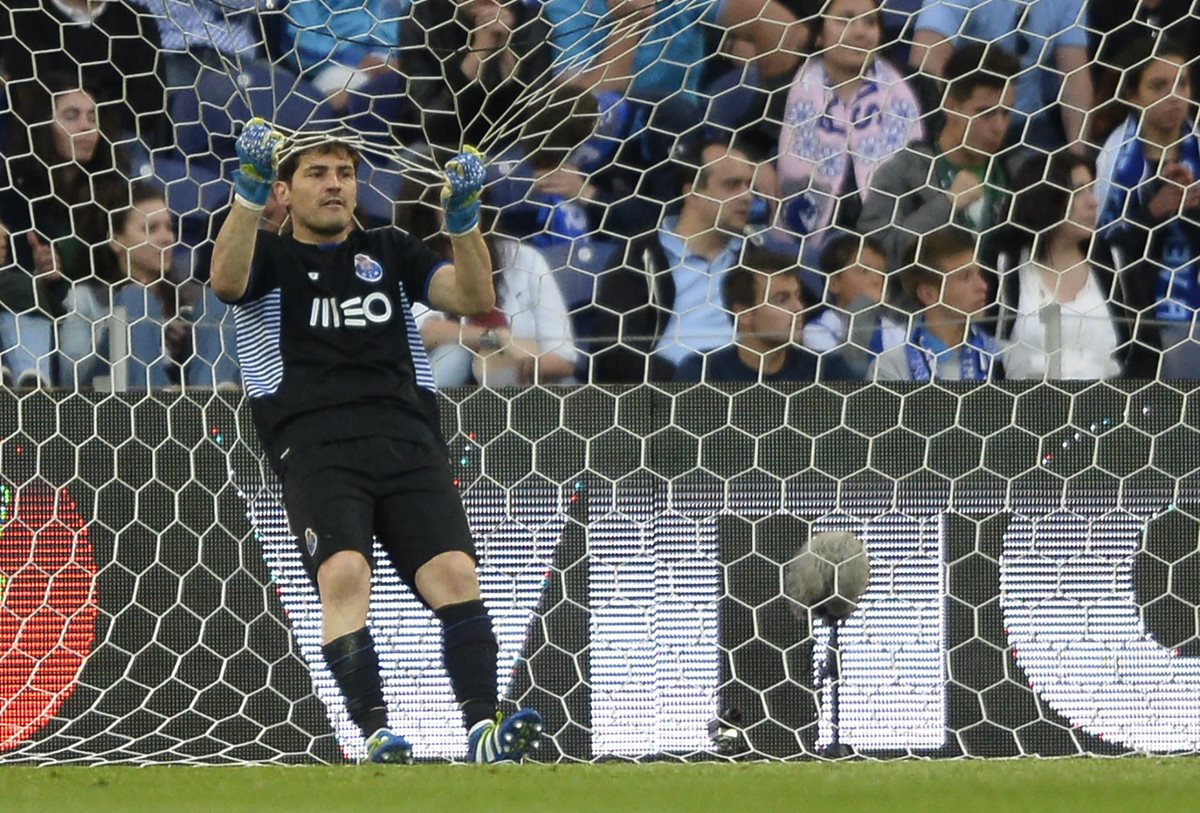 Casillas luce derrotado después del tercer gol del Sporting, que los derrotó de visitantes 3-1 en el estadio del Dragón. (Foto Prensa Libre: AFP)