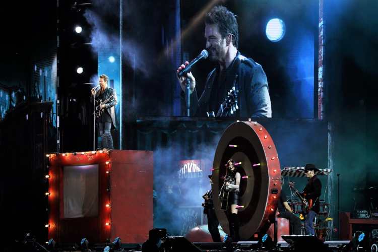 Al comienzo del concierto el cantautor guatemalteco sorprendió a sus seguidores cuando emergió de una caja de sorpresas e interpretó el tema “Ella”.