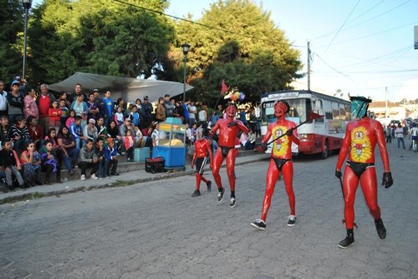 Vecinos de  Salcajá se pintan de diablos y recorren calles todos los domingos de noviembre, como preparación para el 6 y 7 de diciembre. (Foto Prensa Libre: Alejandra Martínez)