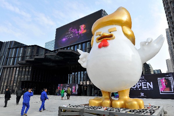 Escultura de pollo gigante que se parece a Donald Trump fue colocada por un comercio. (Foto Prensa Libre: AFP)