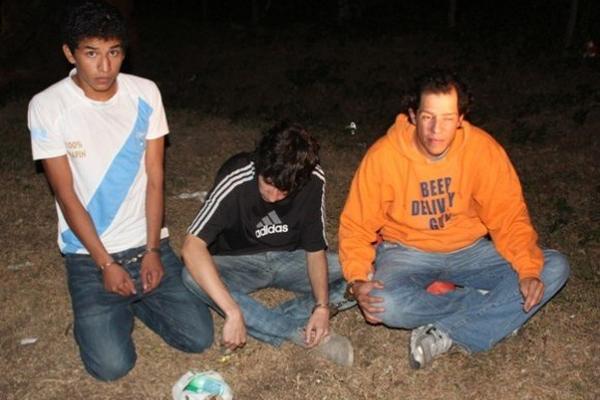 Los tres sospechosos fueron detenidos en Usumatlán. (Foto Prensa Libre: PNC)<br _mce_bogus="1"/>