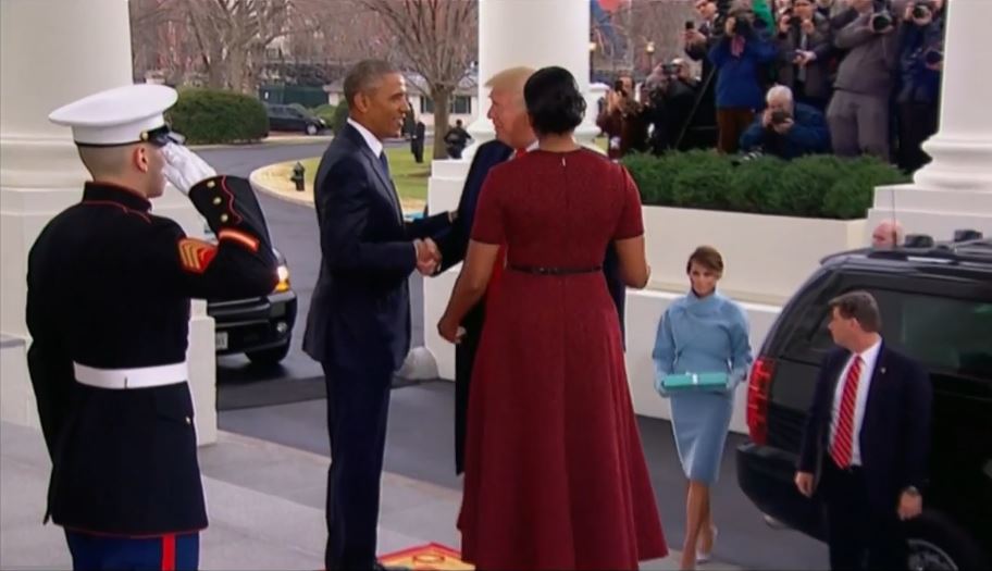 Captura del video donde Trump llega a la Casa Blanca y deja atrás a su esposa Melania. YouTube