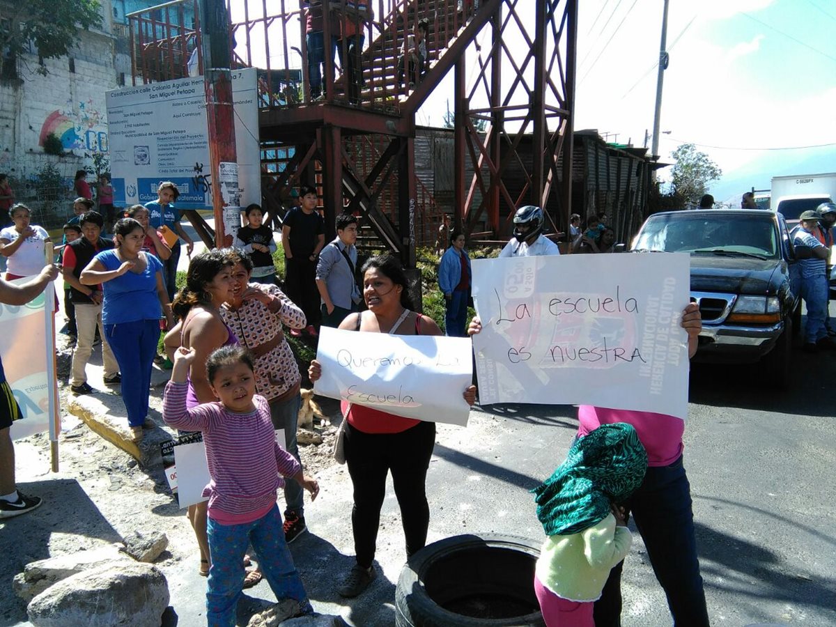 Padres de familia y estudiantes por igual, piden que se les legalice el terreno de la escuela en la zona 7 de San Miguel Petapa. (Foto Prensa Libre: Estuardo Paredes)