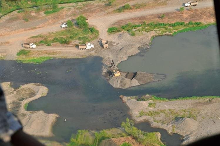 Los ríos de la Costa Sur son los que muestran más evidencias de la reducción de sus caudales, por la escasez de lluvias y los desvíos. (Foto Prensa Libre: Hemeroteca PL)