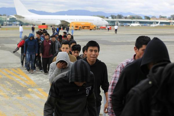 Durante el 2014 han sido deportados miles de centroamericanos desde Estados Unidos. (Foto Prensa Libre: Edwin Bercian)<br _mce_bogus="1"/>