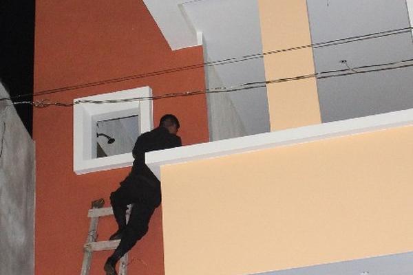 Policía revisa    área de  agencia bancaria.