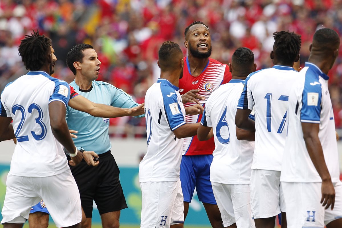 El árbitro mexicano César Ramos fue cuestionado por los hondureños, luego de que otorgó seis minutos de reposición en el segundo tiempo; lapso en el que los ticos encontraron el empate. (Foto Prensa Libre: AP)