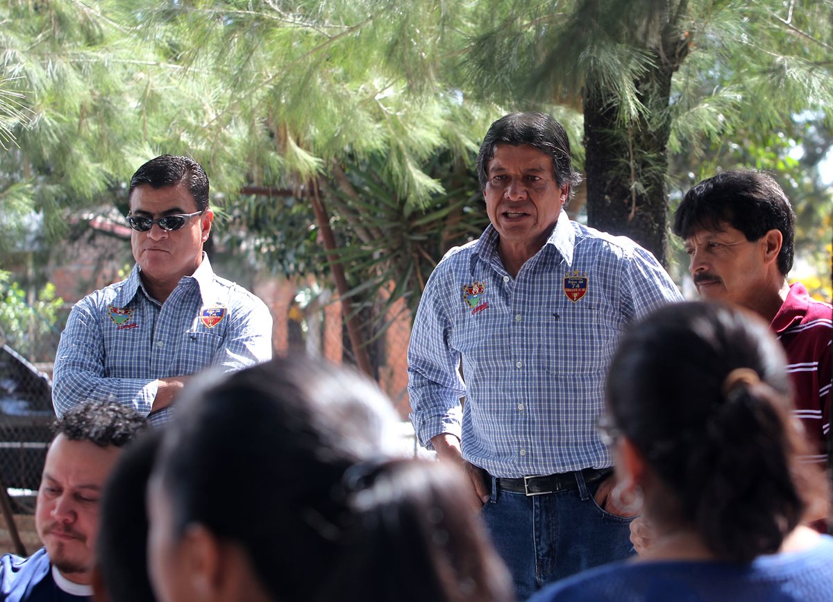 Los exjugadores de Municipal del 74 compartieron con niños de varias colonias. (Foto Prensa Libre: Edwin Fajardo)