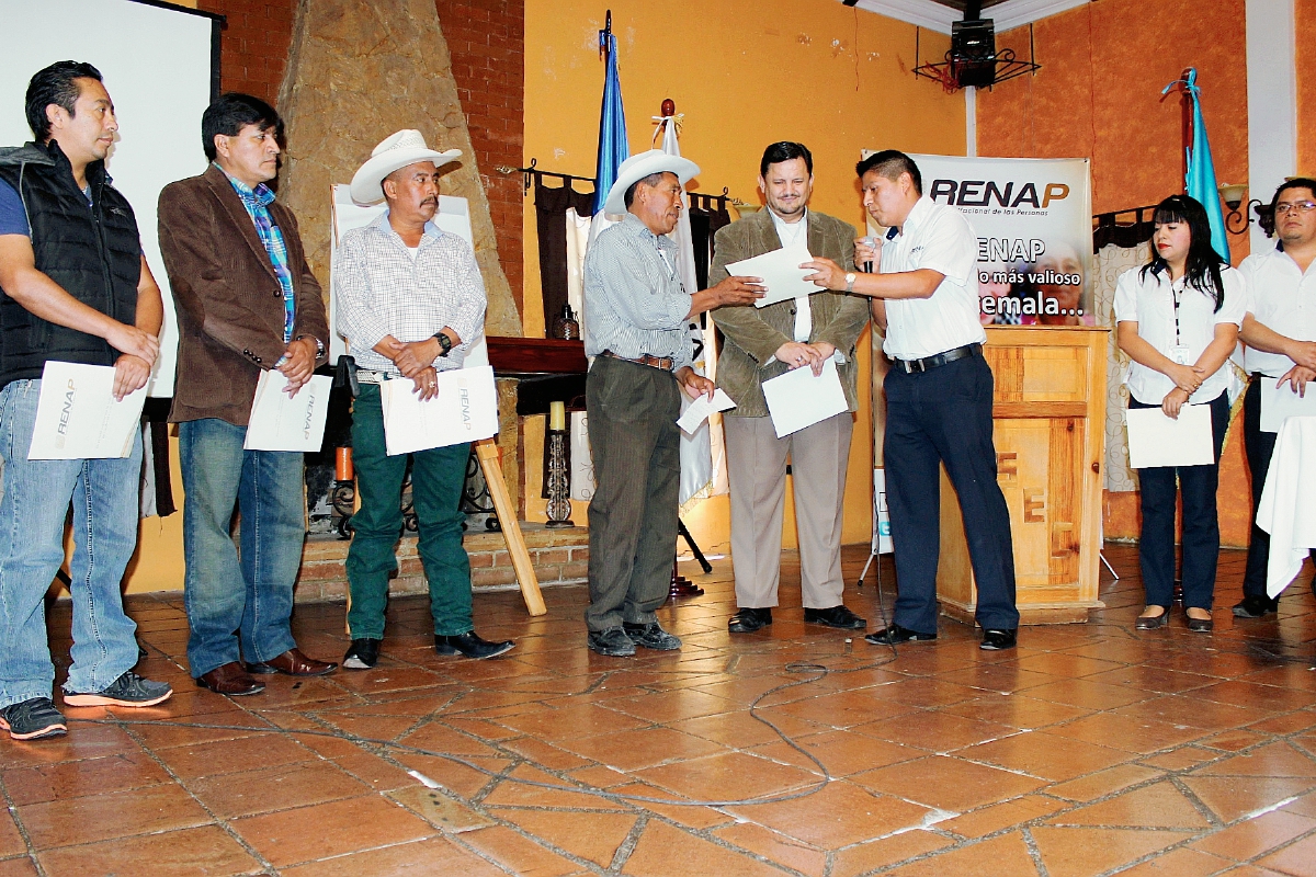 En un acto especial, vecinos de los municipios beneficiados reciben su documento por parte de autoridades municipales y del Renap. (Foto Prensa Libre: Óscar Figueroa)