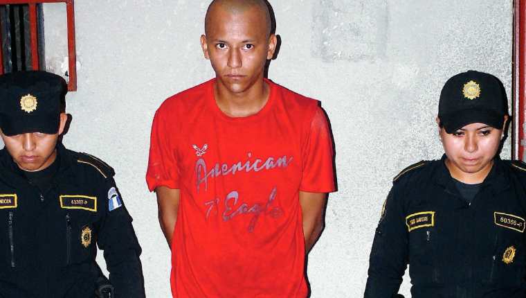 Bernardo Lee  Barrios fue capturado por agentes de la PNC en Morales, Izabal, sindicado de asesinato y extorsión. (Foto Prensa Libre: Edwin Perdomo)