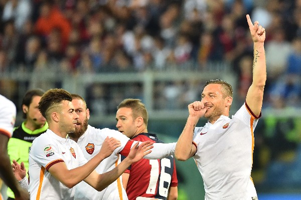 Francesco Totti celebra tras marcar en el partido de la Roma contra Génova. (Foto Prensa Libre: AFP)