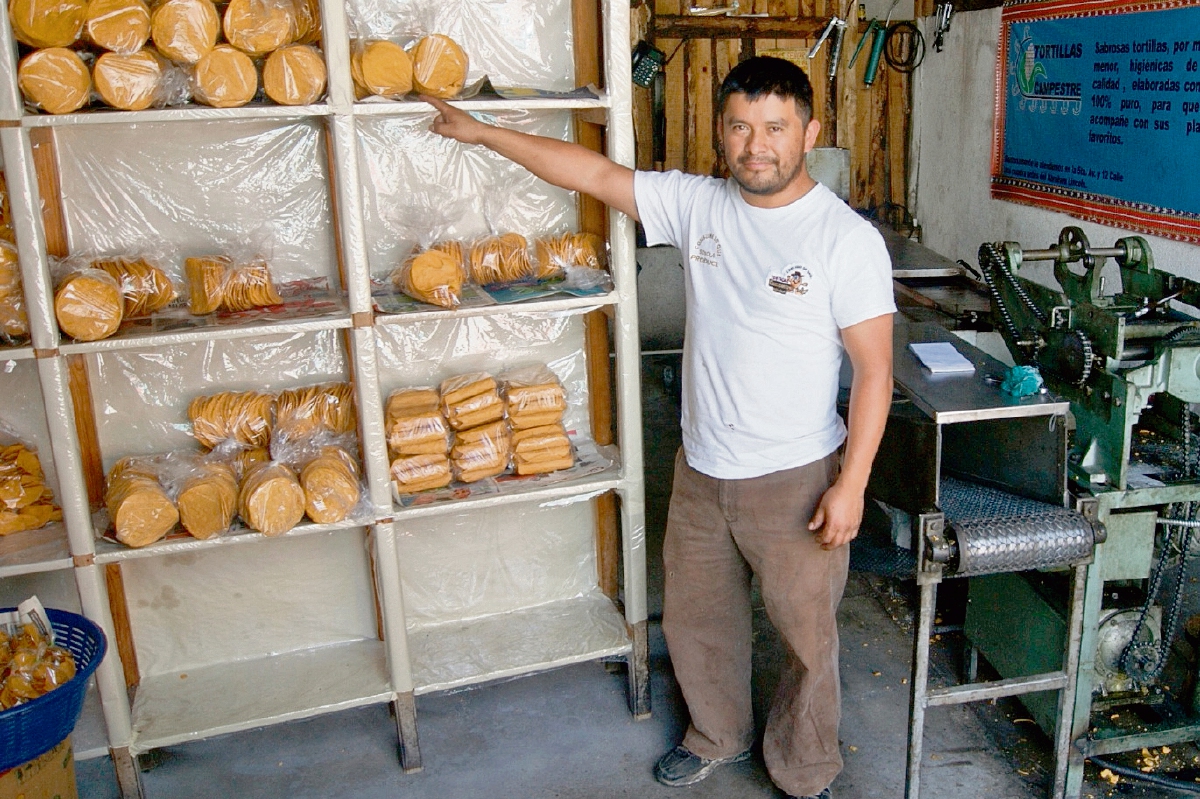 Carlos  Pich  muestra su negocio de tostadas y tacos, ubicado en el barrio El Calvario, Sololá.