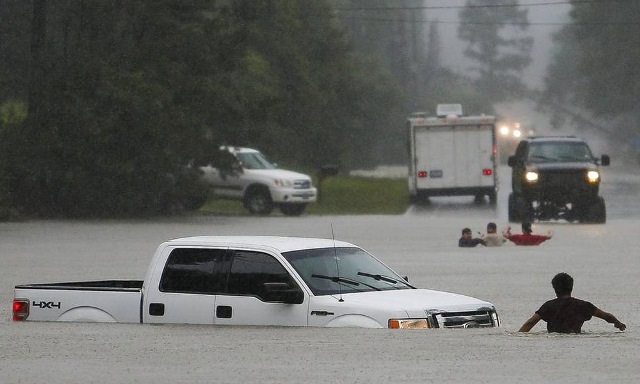 Fuertes lluvias han causado inundaciones en Texas. (Foto Prensa Libre: AP)