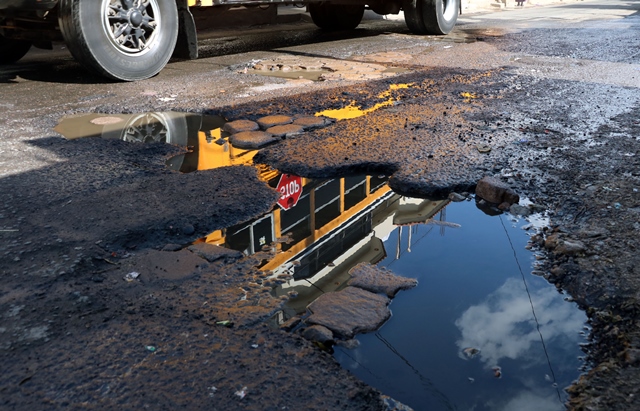 Un enorme agujero se observa en un sector de la ruta Cito-Zarco. La Gobernación Departamental solicitó la reparación, pero no obtuvo respuesta antes de Semana Santa. (Foto Prensa Libre: Carlos Ventura)