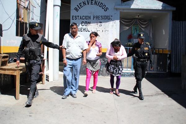 Los tres adultos que son vinculados a un grupo de ladrones son llevados a la Policía de Huehue. (Foto Prensa Libre: Mike Castillo)<br _mce_bogus="1"/>