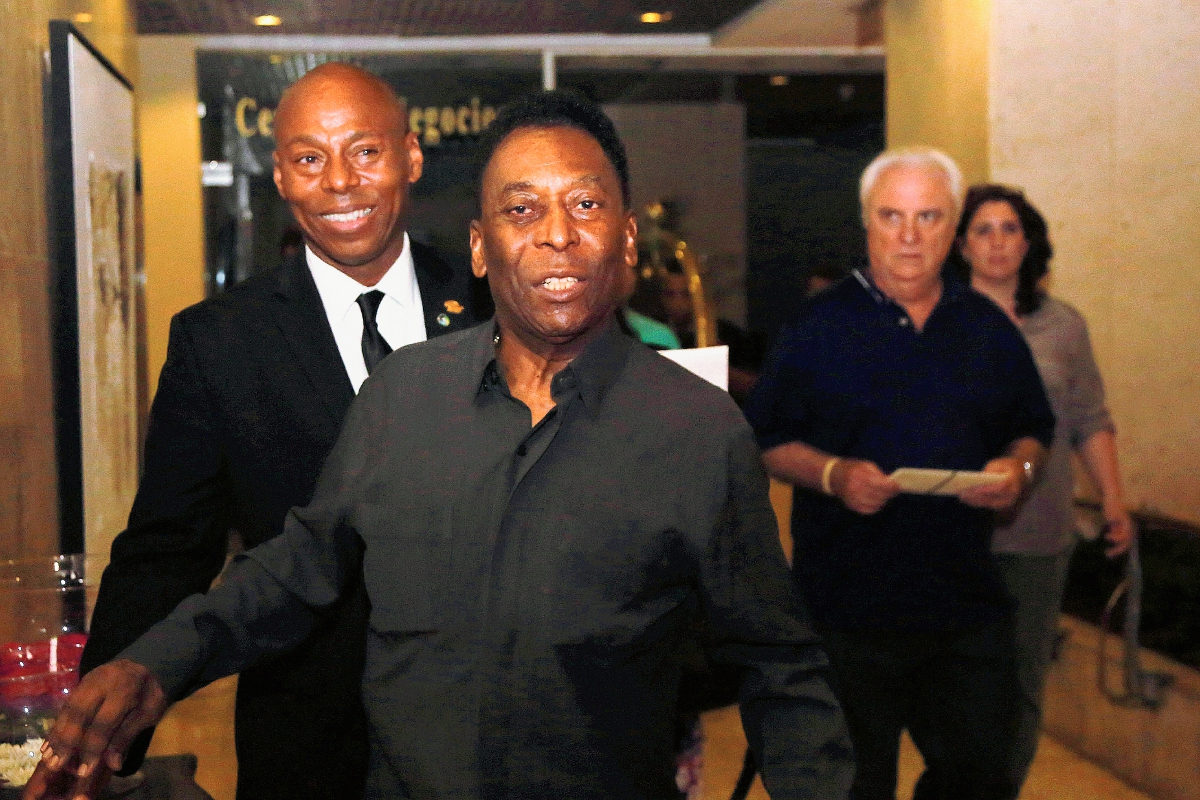 Pelé se mostró feliz a su llegada a La Habana. (Foto Prensa Libre: AP)