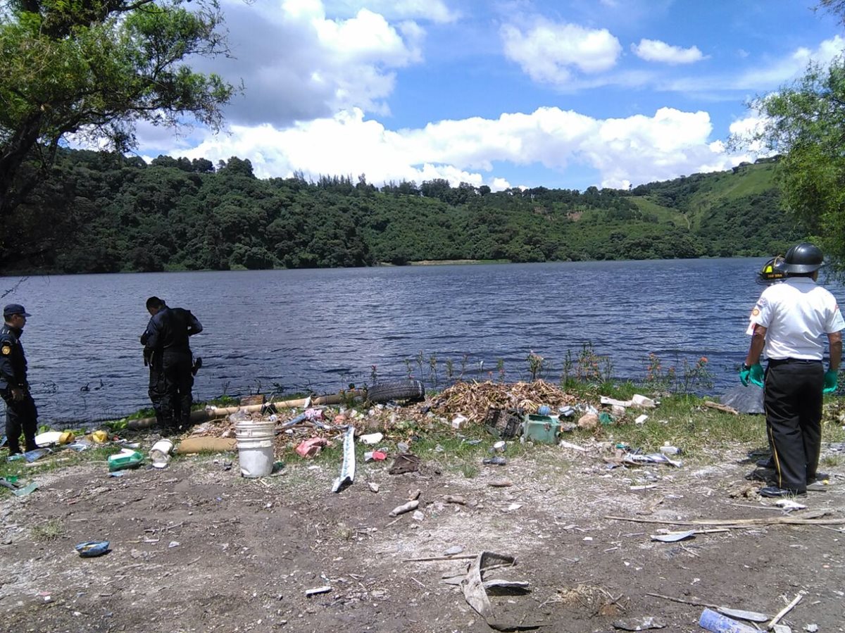 Bomberos y policías en el Lago de Amatitlán recuperan el cuerpo de un menor de que fue arrastrado desde Villa Nueva. (Foto Prensa Libre: Estuardo Paredes)