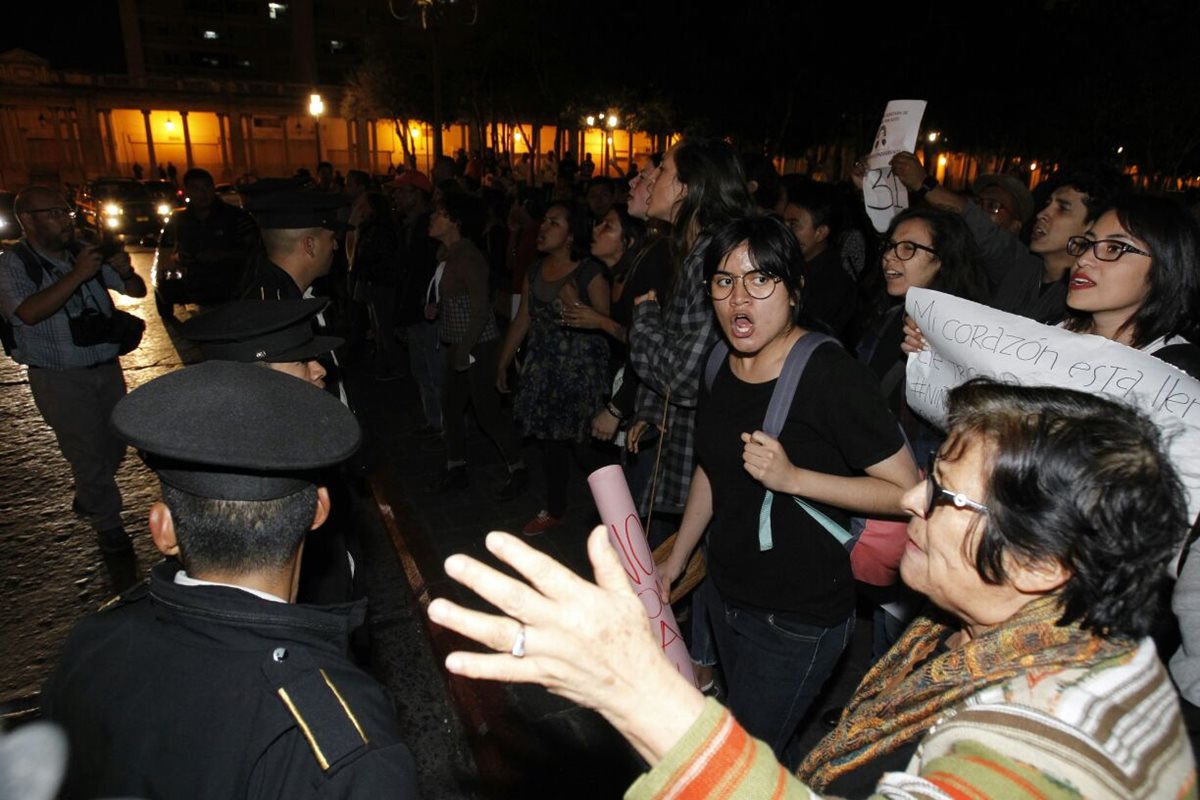 Jóvenes y adultos se reunieron en la Plaza de la Constitución en el cuarto día de manifestaciones. (Foto Prensa Libre: Paulo Raquec).