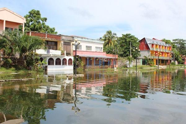 El agua  llega a nivel de las viviendas ubicadas en el primer periférico de la Isla de Flores, Petén, por la crecida del lago, a causa de la constante lluvia. (Foto Prensa Libre: Rigoberto Escobar)