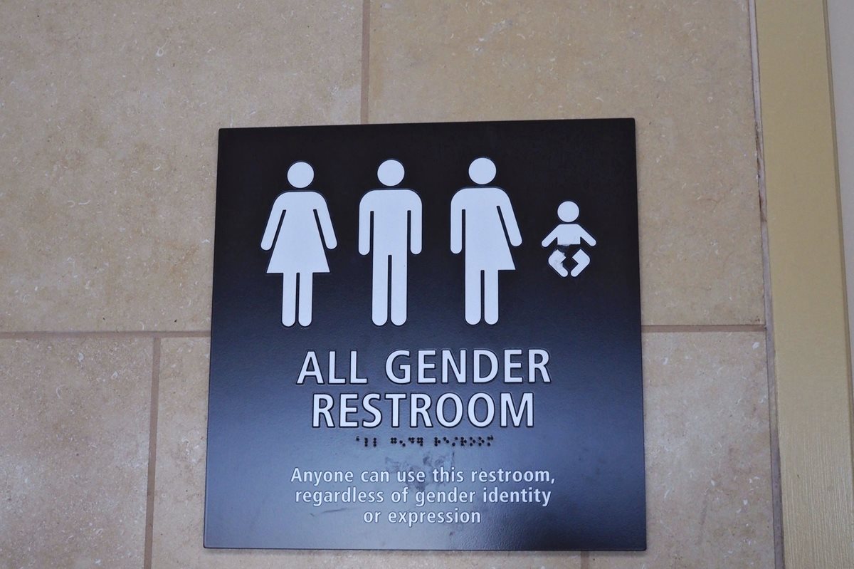 La fotografía muestra el cartel de un baño mixto donde se lee "todos los géneros" en el aeropuerto internacional de San Diego, California.(Foto Prensa Libre: EFE).