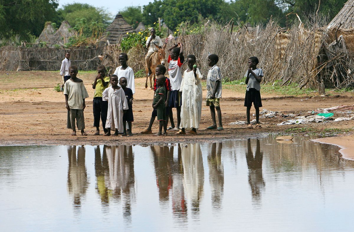 Habitantes de Sudán padecen las consecuencias de la falta de agua para consumo humano. (Foto Prensa Libre: AFP)