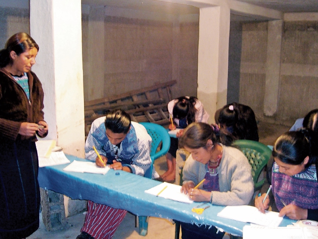Grupo de personas de Todos Santos Cuchumatán, la mayoría mujeres, acuden a aprender a leer y escribir. (Foto Prensa Libre: Mike Castillo).