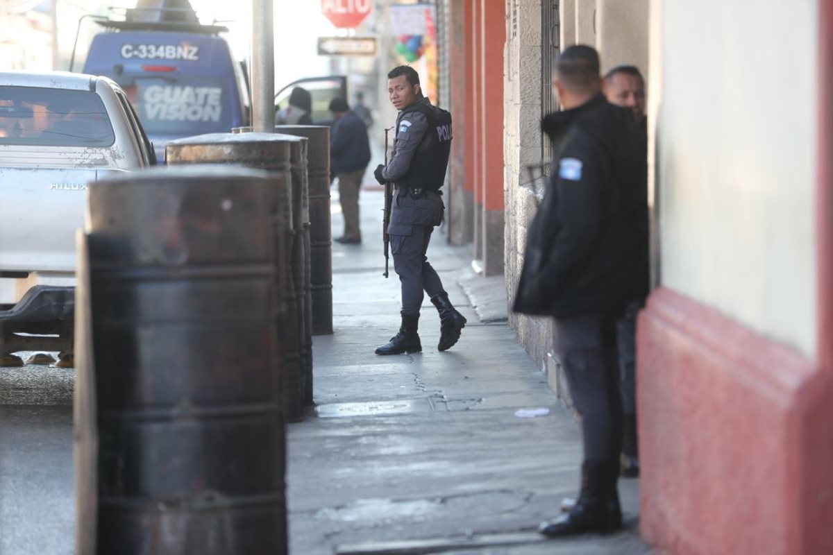 Agentes resguardan la sede del Sistema Penitenciario, en la zona 1 capitalina, luego de un ataque armado ocurrido ayer. (Foto Prensa Libre: Érick Ávila)